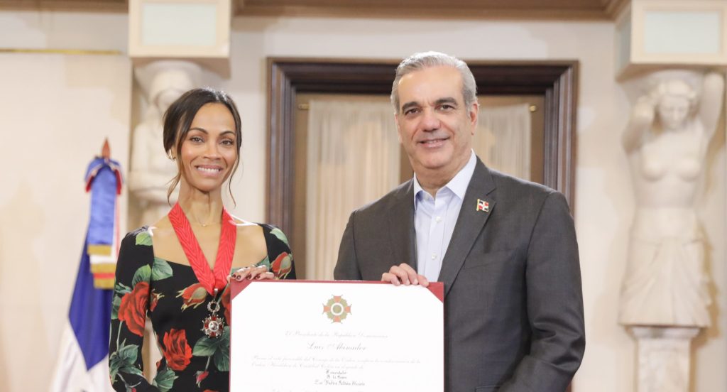 Abinader condecora a Zoe Saldana con la Orden Heraldica de Cristobal Colon scaled e1743031186558