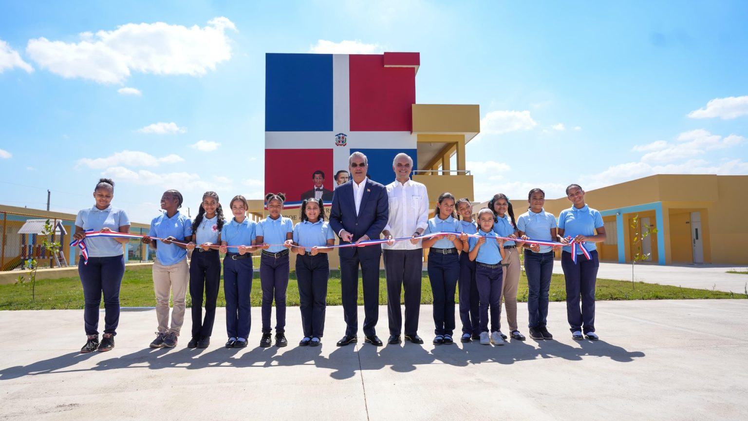 Abinader lidera graduacion del programa Oportunidad 14 24 e inaugura nuevas infraestructuras educativas en Santiago