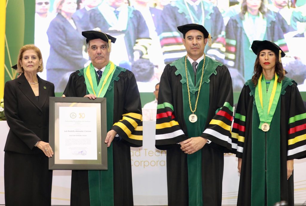 Abinader recibe Doctor Honoris Causa de UTESA en reconocimiento a su liderazgo