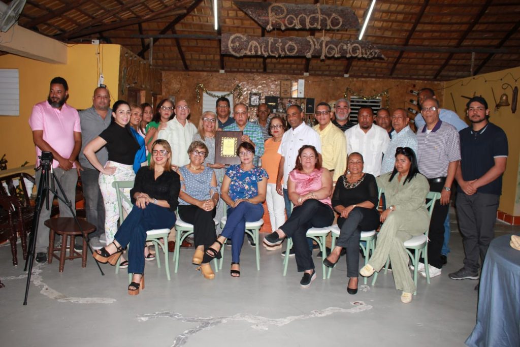 Activista dominicana en EE. UU. recibe reconocimiento del Grupo de los 100a