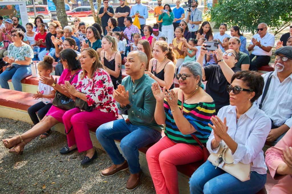 Alianza Francesa y Alcaldia de Santiago inauguran la exposicion Heroinas1