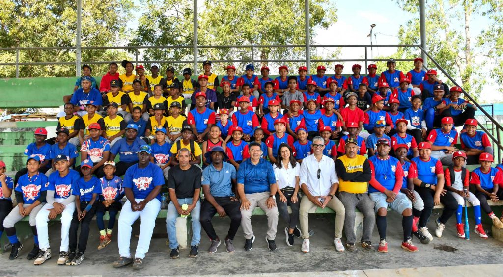 Comisionado Nacional de Beisbol impulsa educacion y valores en jovenes atletas con el programa Juega Limpio
