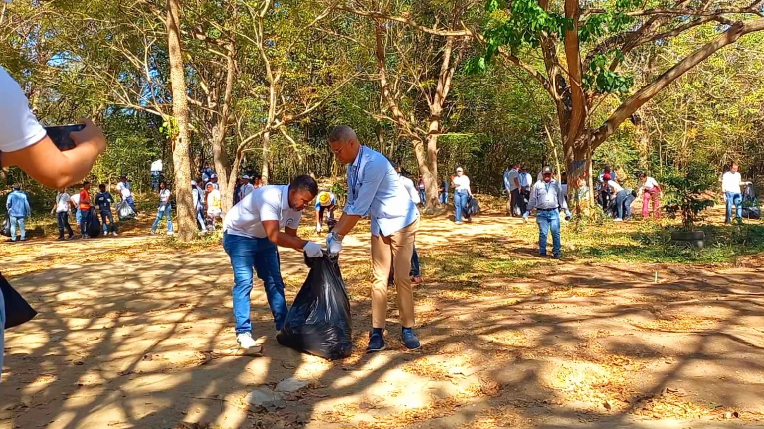 Coraasan realiza jornada de limpieza en el rio Yaque del Norte