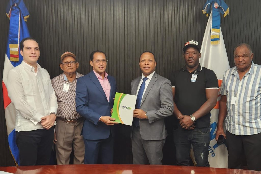 Fenacho presenta a Intrant proyecto de electromovilidad para modernizar el transporte en el Gran Santo Domingo
