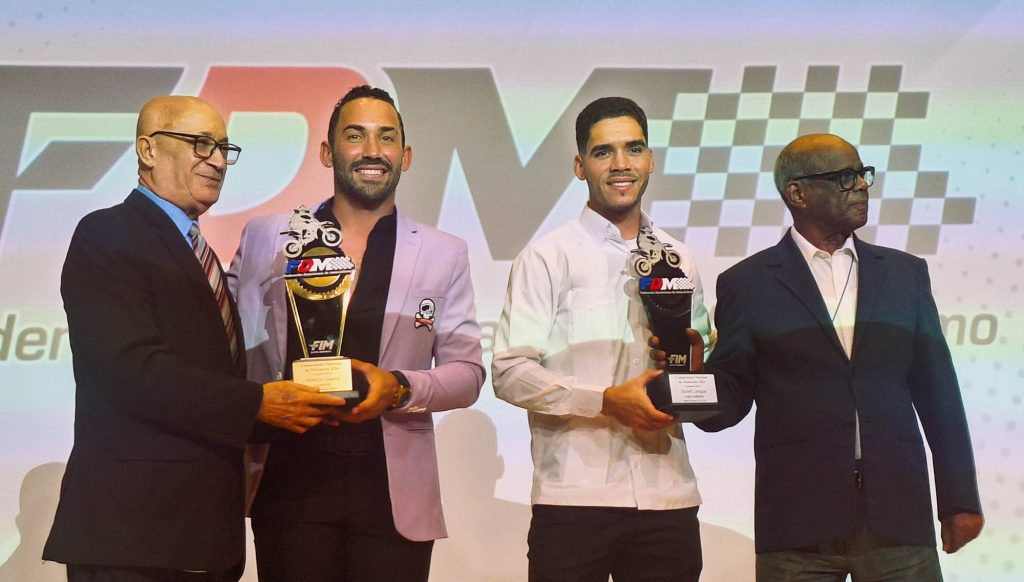 Franklin Nogueras y Darnell Lantiagua son premiados por Oscar Polanco y Cesar Consuegra