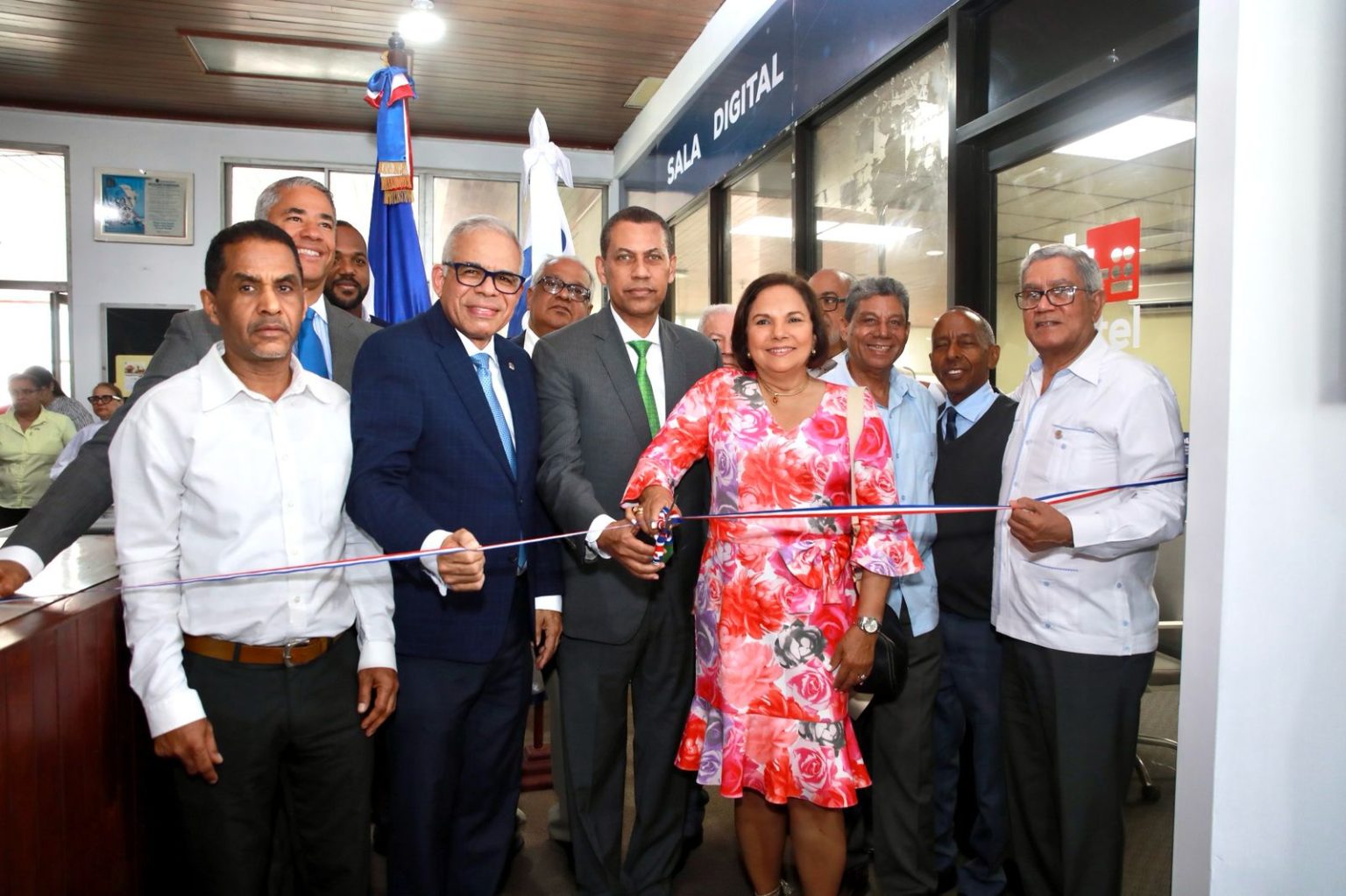 INDOTEL inaugura sala digital en la biblioteca Ateneo Amantes de la Luz en Santiago2