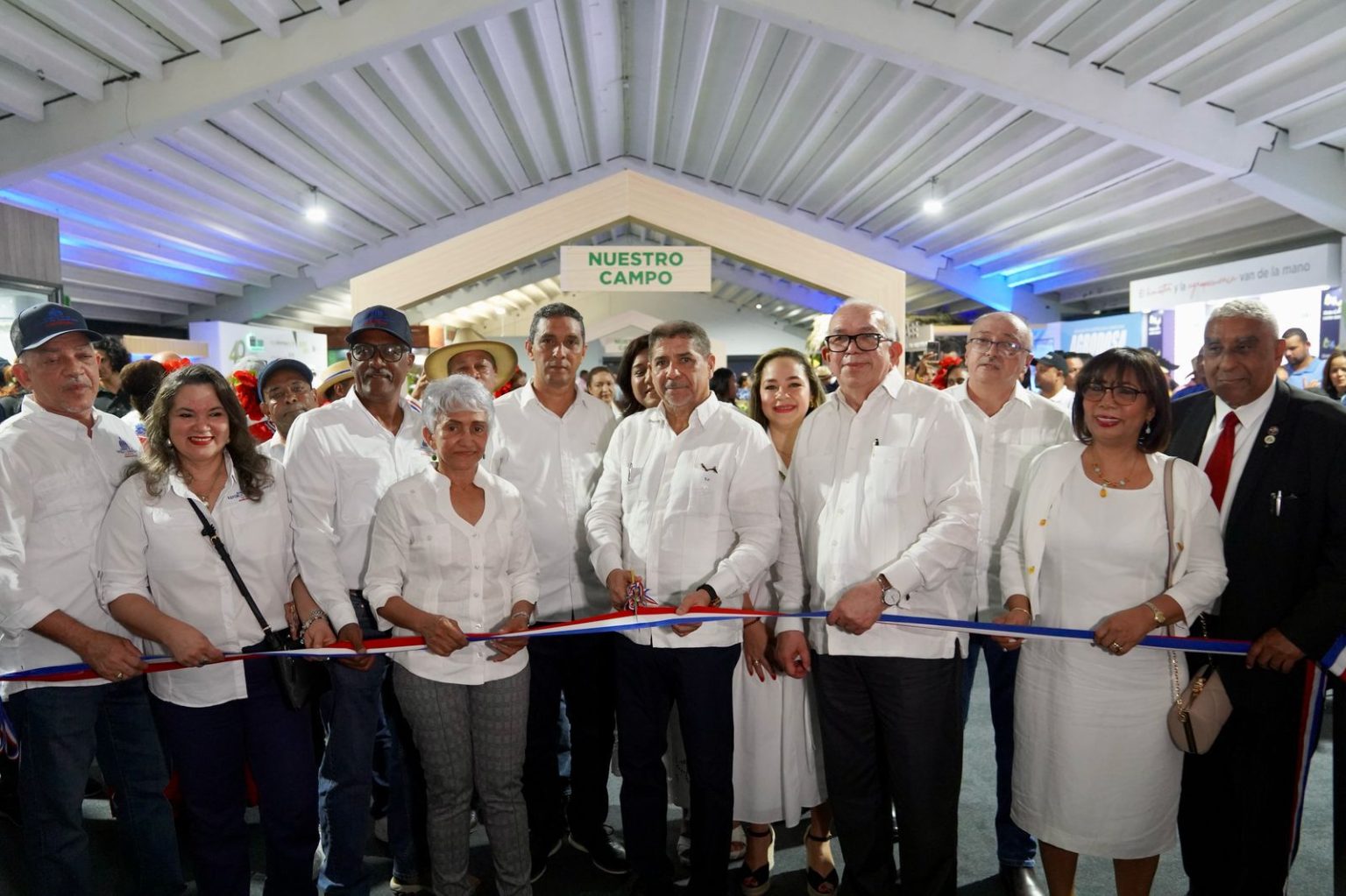 Limber Cruz inaugura moderno stand del Ministerio de Agricultura