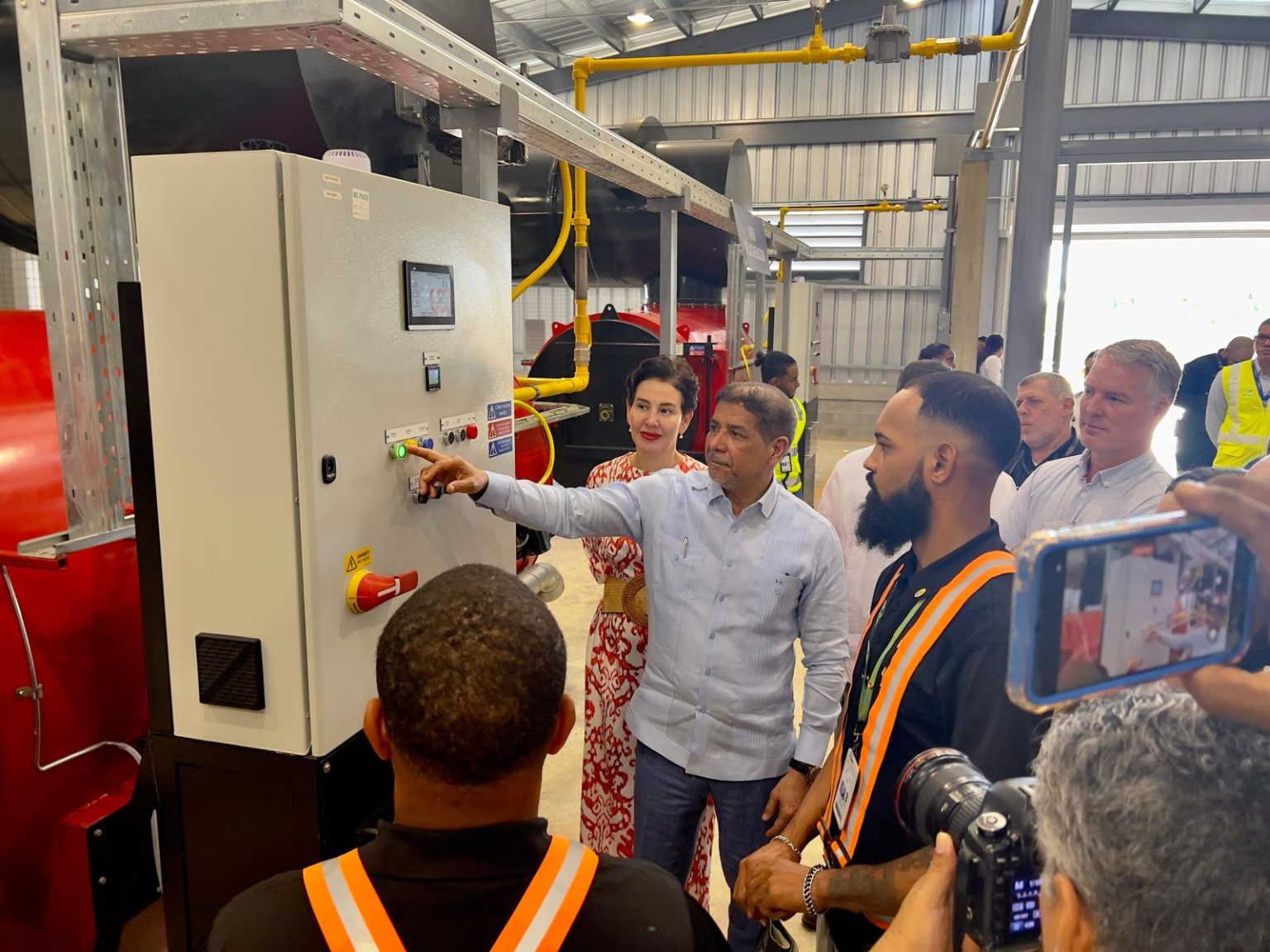 Limber Cruz inaugura tecnologia avanzada para proteger la salud agropecuaria y el medio ambiente en Republica Dominicana