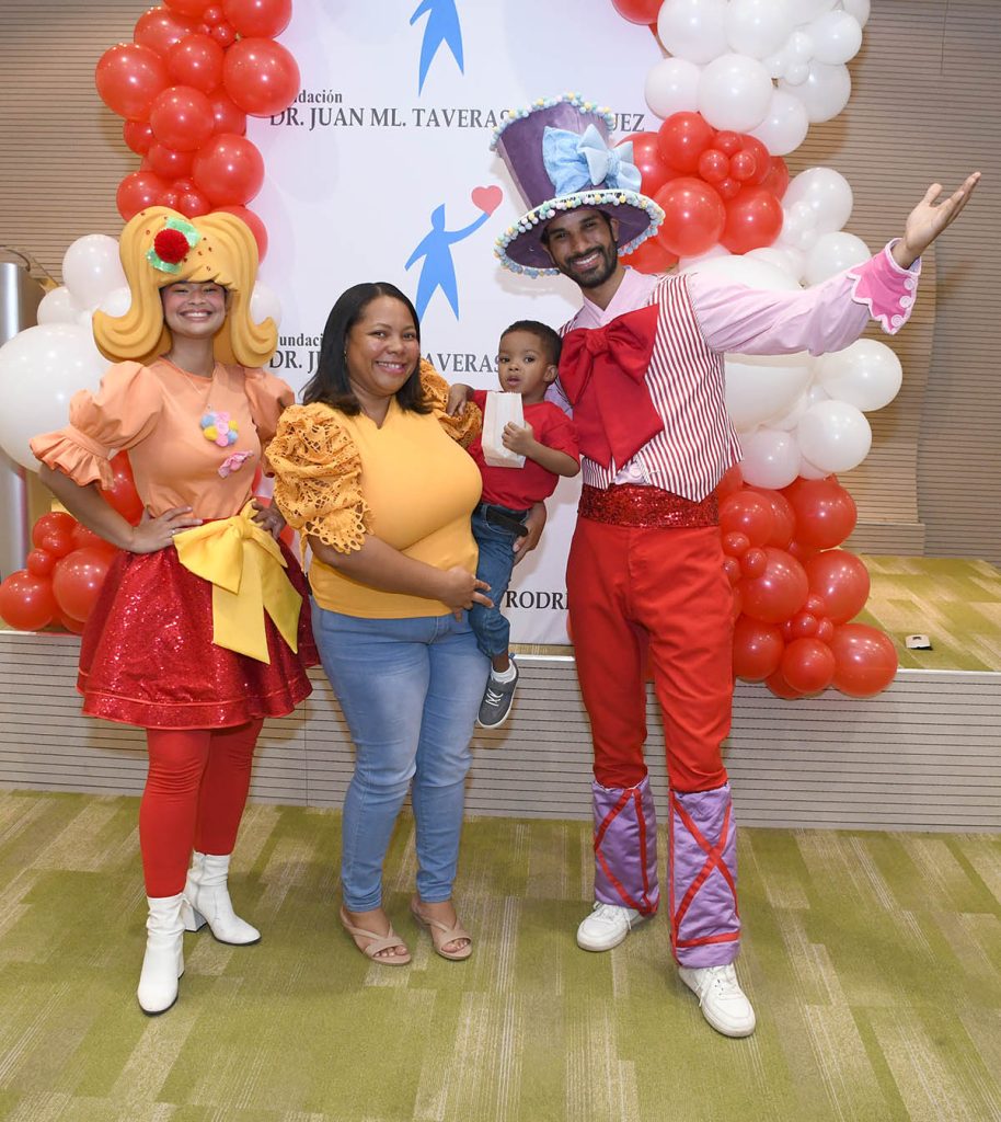 Marina Alcantara y Adriel Santiago acompanado de los personajes