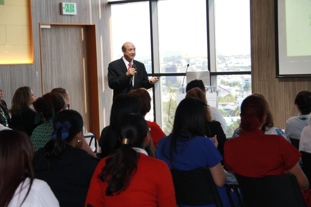 “La salud comienza en el intestino”: Dr. Marino Pérez resalta impacto de la microbiota en la mujer durante conferencia en Unión Médica Marino Perez resalta impacto de la microbiota en la mujer durante conferencia en Union Medica