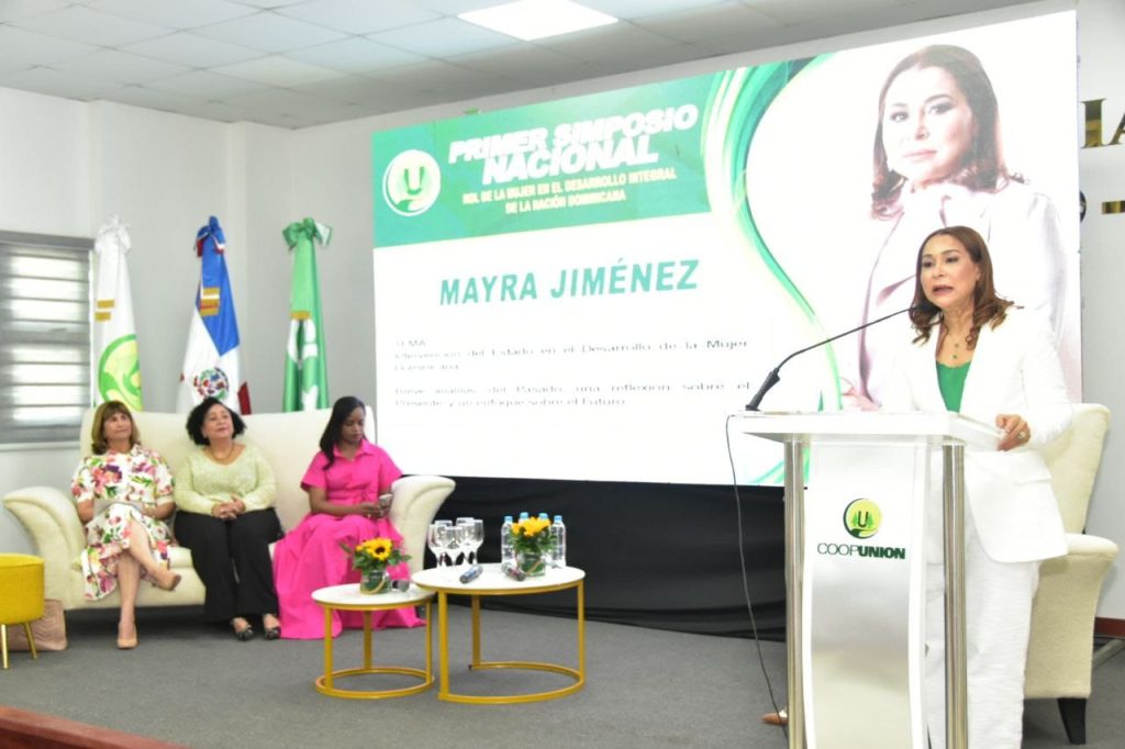 Mayra Jiménez, Ministra de la Mujer al momento de disertar durante el Primer Simposio Nacional: Rol de la Mujer en el Desarrollo Integral de la Nación Dominicana. Foto José Roberto Blanco.