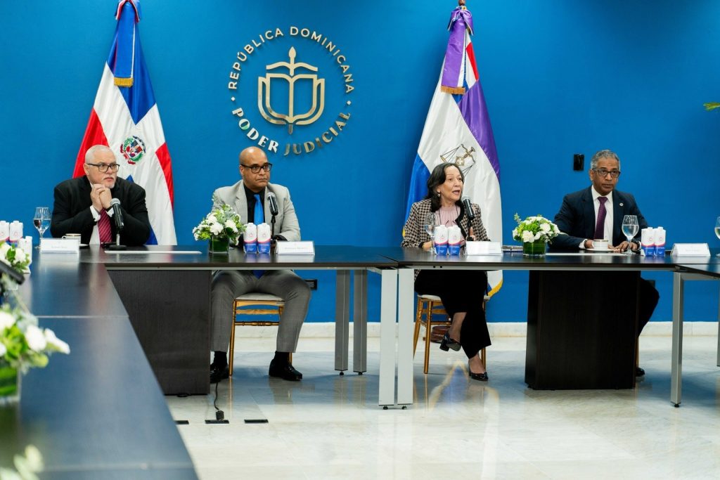 Samuel Arias Arzeno y Justiniano Montero Montero la doctora Gervasia Valenzuela Sosa directora general Tecnica del Poder Judicial y coordina