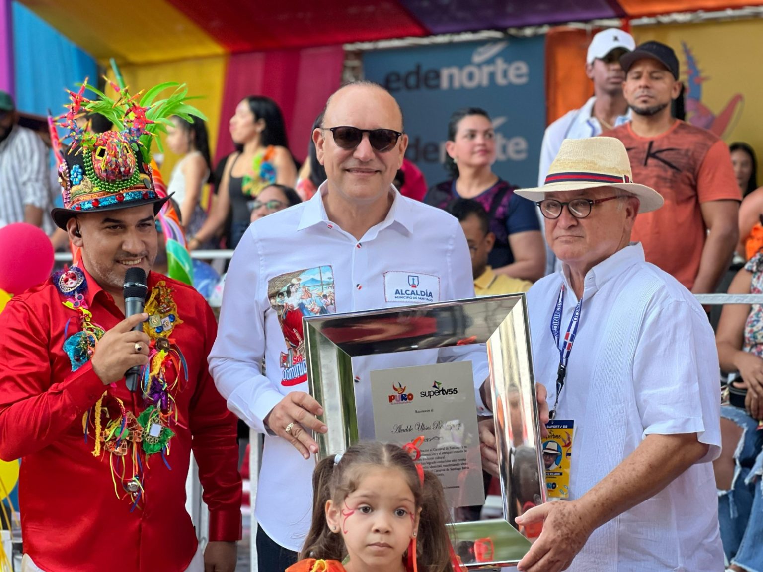 Super TV 55 otorga reconocimiento a la Alcaldia de Santiago por su apoyo al carnaval