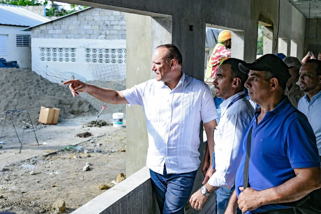 Ulises Rodriguez supervisa avance de la reconstruccion de Capilla