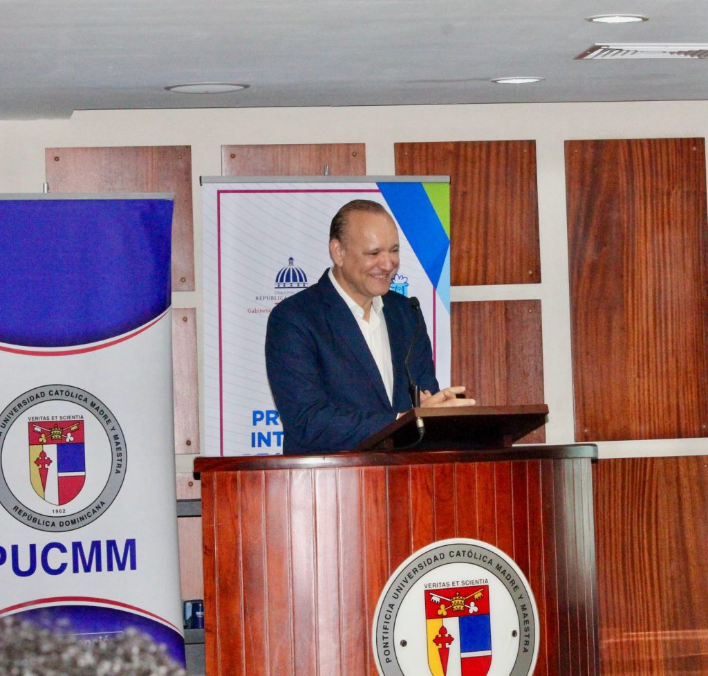 Alcalde Ulises Rodríguez y vicealcaldesa Mariana Moreno destacan rescate de programas de inclusión social en el Ayuntamiento de Santiago Ulises Rodriguez y vicealcaldesa Mariana Moreno