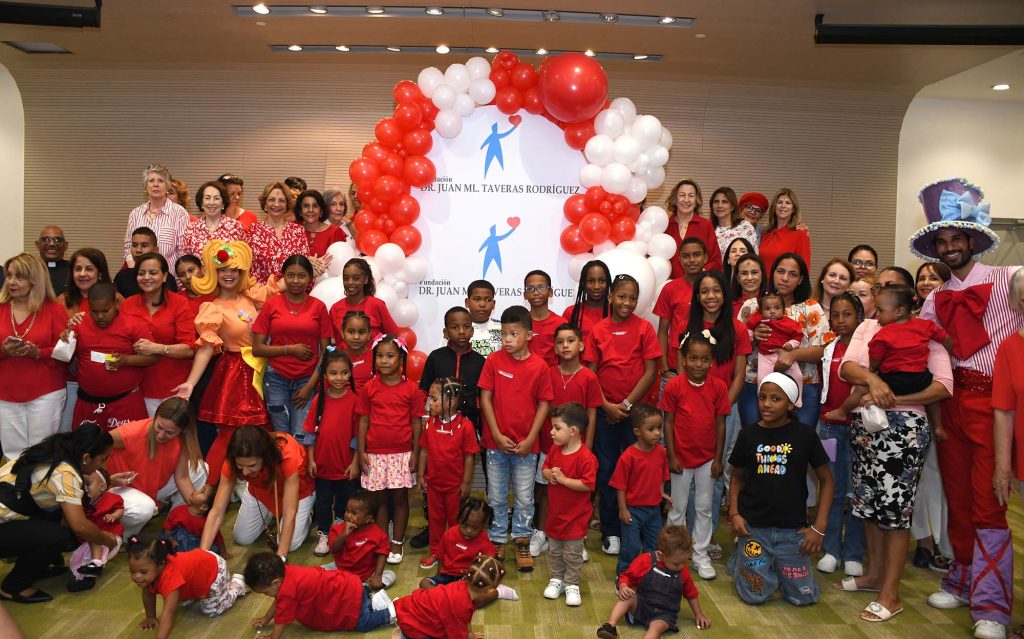 miembros de la fundacion junto a ninos y padres durante a actividad en accion de gracias por la 7ma Jornada de Cardiologia Ped