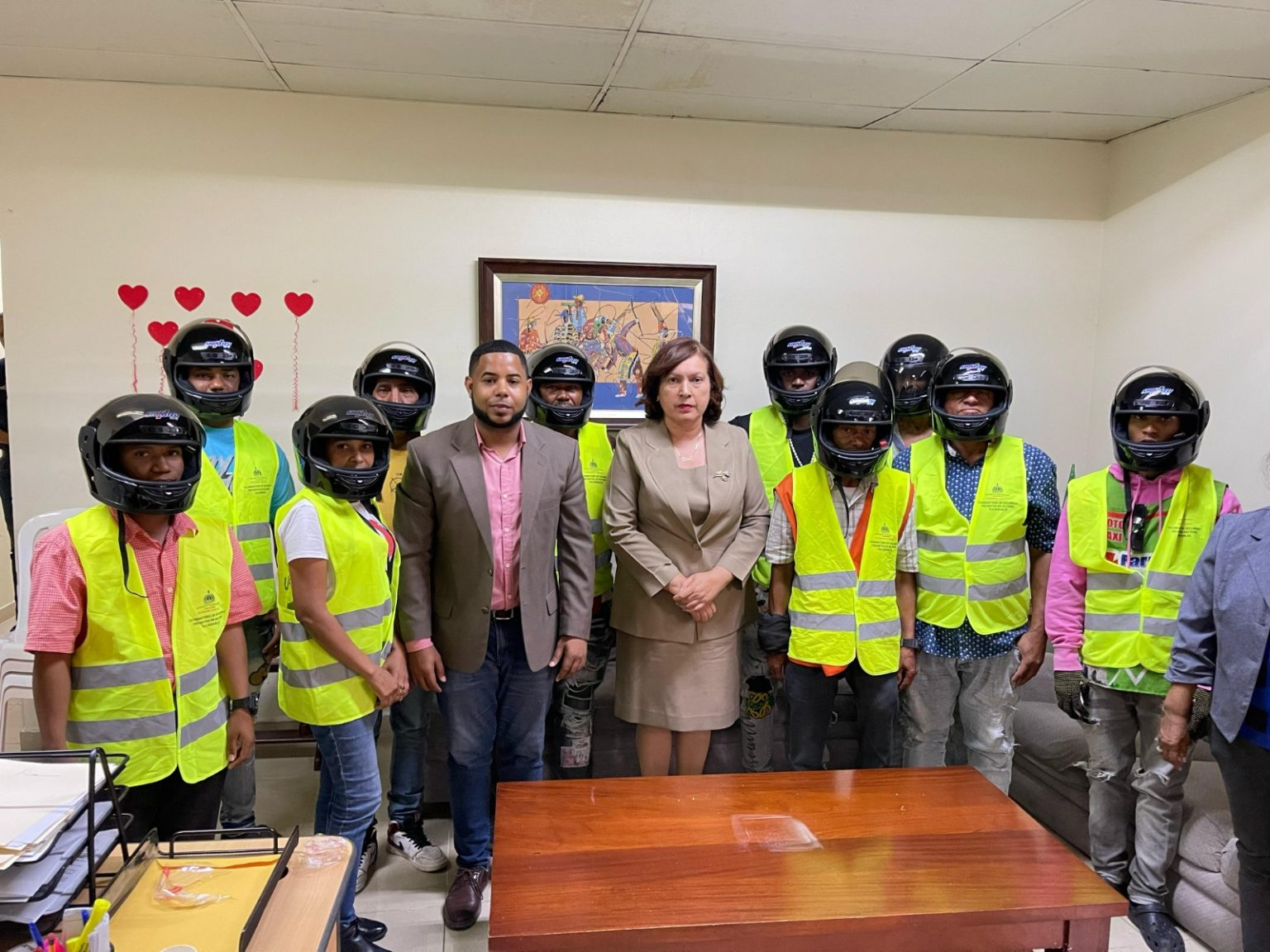 motoconchistas en Santiago con entrega de cascos y chalecos