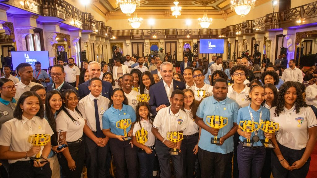 Abinader destaca conquistas de estudiantes dominicanos en competencias de ciencia tecnologia ingenieria arte y matematicas