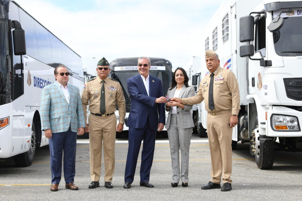 Abinader entrega 58 vehiculos para fortalecer operativos migratorios