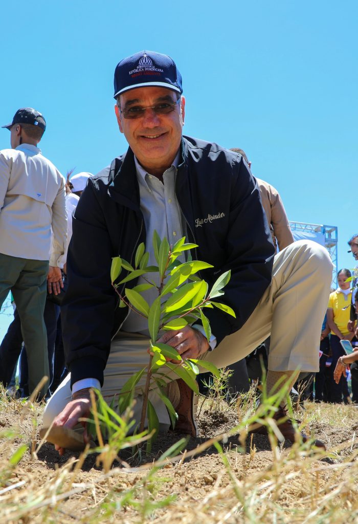 Abinader lidera siembra de 3200 plantas endemicas