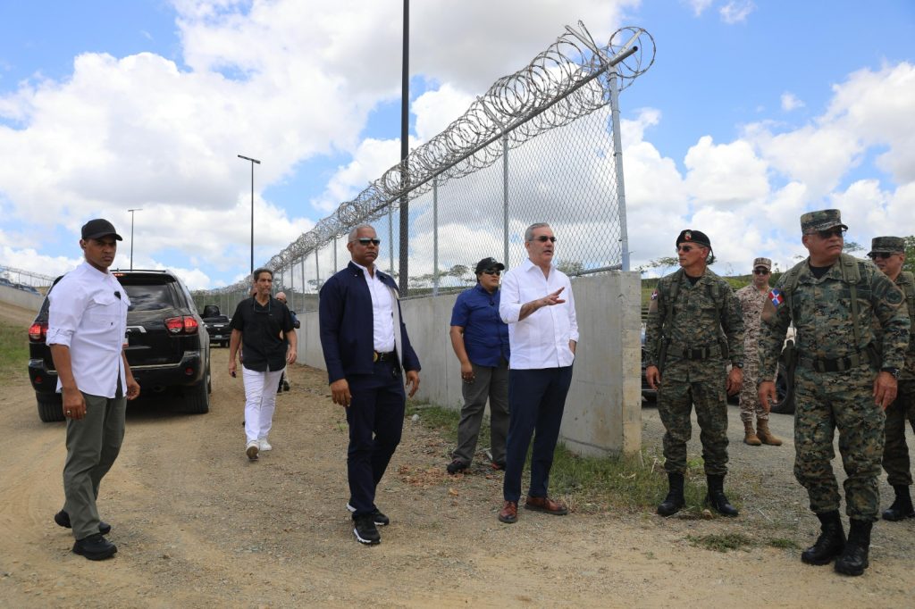 Abinader llama a tropas a ser los ojos