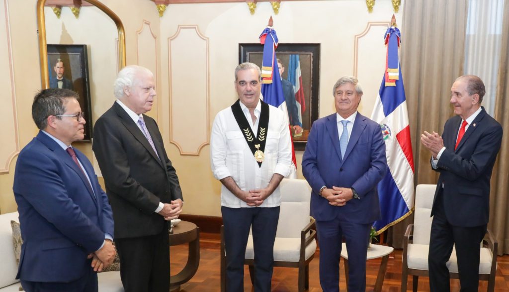 Abinader recibe Medalla de Valores Democraticos Fernando Belaunde Terry scaled e1744056357653