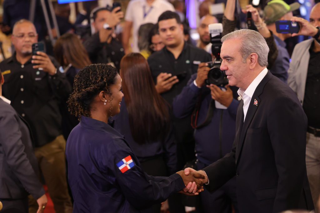 Presidente Abinader rinde homenaje a 565 rescatistas por su labor en tragedia del Jet Set y llama a la prudencia en Semana Santa Abinader rinde homenaje a 565 rescatistas por su labor en tragedia del Jet Set