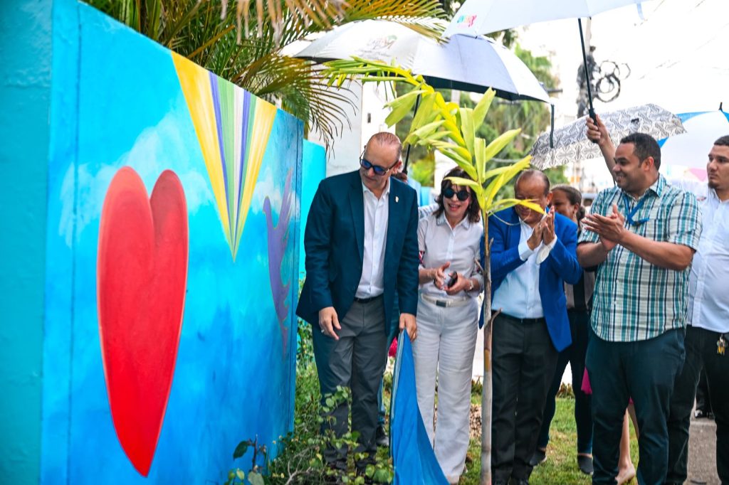 Alcaldia de Santiago devela mural