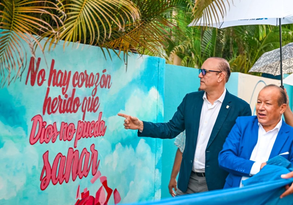 Alcaldia de Santiago devela mural1