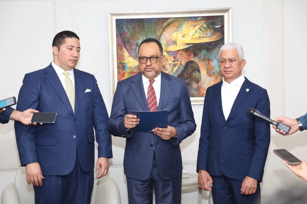 Antoliano Peralta entrega al Congreso Nacional propuesta