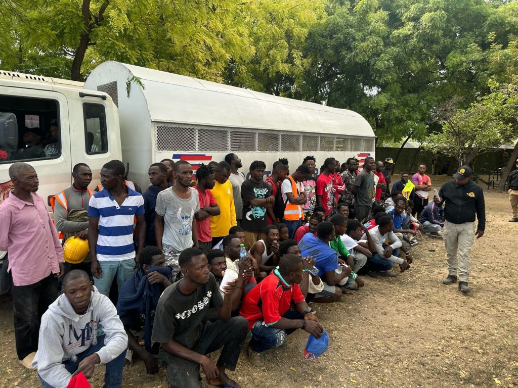 DGM detiene 98 extranjeros indocumentados en operativos simultaneos en Santo Domingo Oeste y Puerto Plata