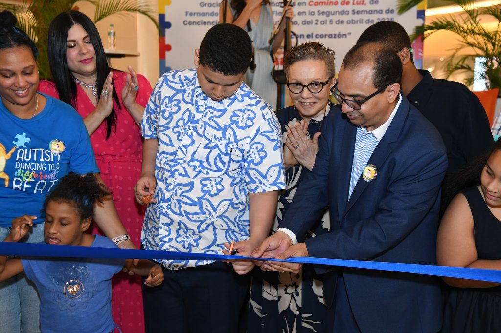 Fernando Gabriel inaugura su exposicion Camino de Luz junto a sus padres Fernando Quiroz e Iranna Flavia ex procurador Miriam German Brito