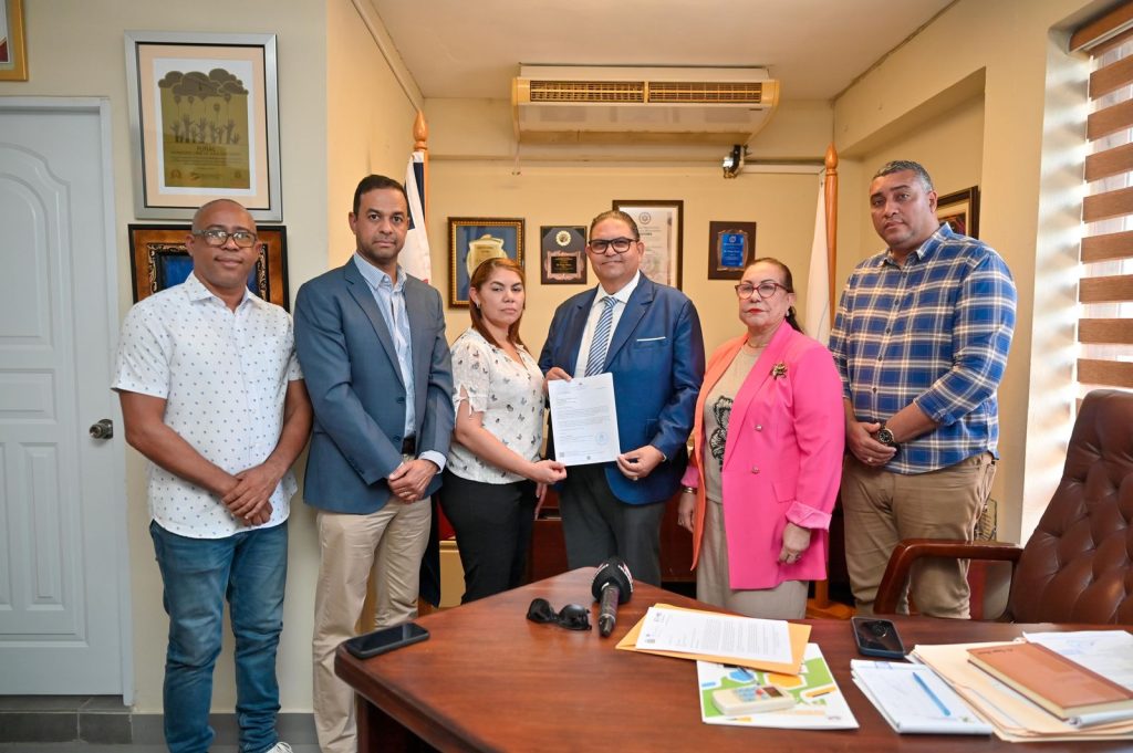 Gobierno entrega mas de RD32 millones a alcaldias de Santiago