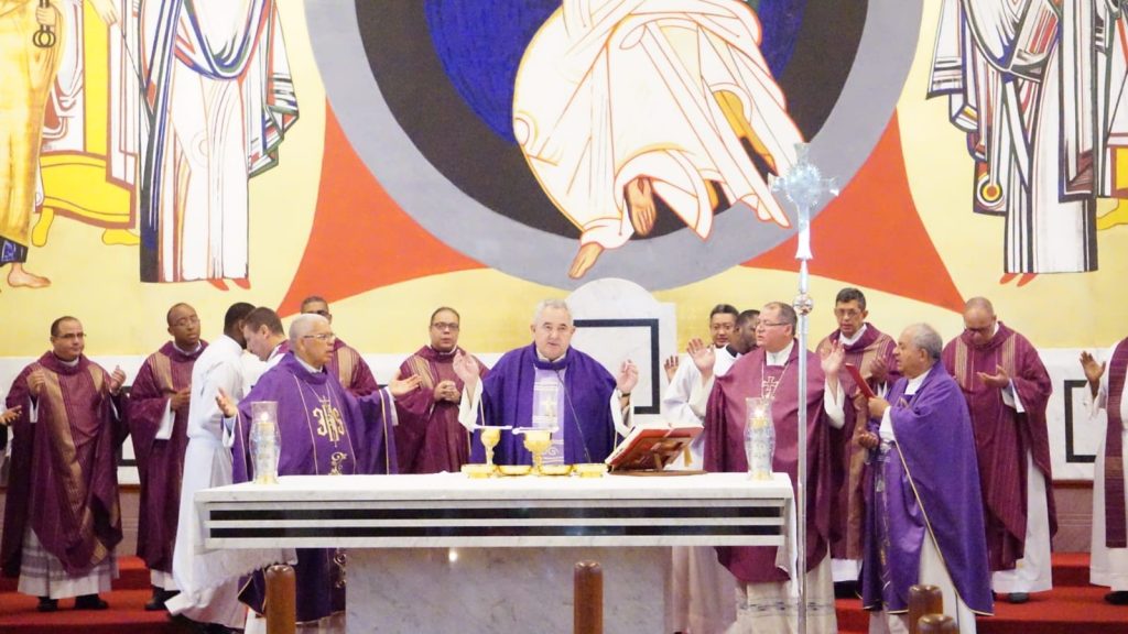 Iglesia Catolica celebra eucaristia por las victimas de la tragedia y reune al pais en oracion