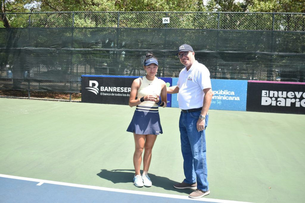 Hegarty y Cho se coronan campeones en la Copa Ruiseñor J60 Santo Domingo Nahyeong Cho campeona de sencillos premiada por Alexis Alcantara director ejecutivo y tesorero de Fedotenis