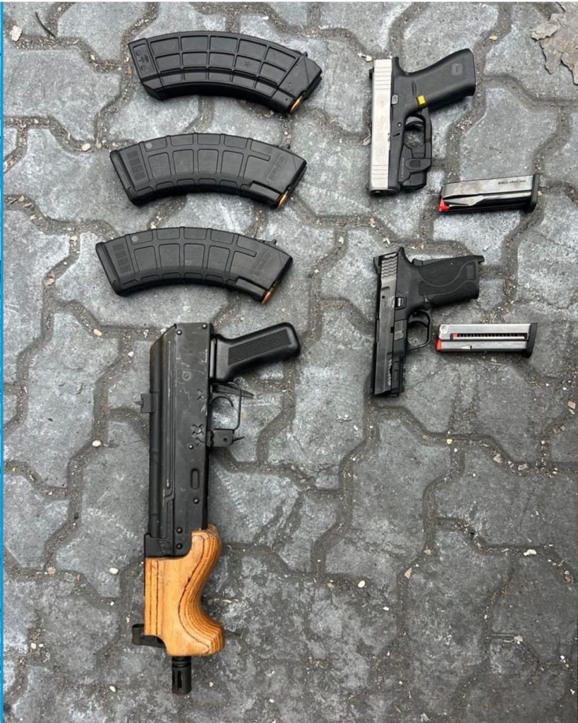 Aduanas y DNCD incautan armas y drogas dentro de caja y bocina en el puerto de Haina armas y drogas dentro de caja y bocina