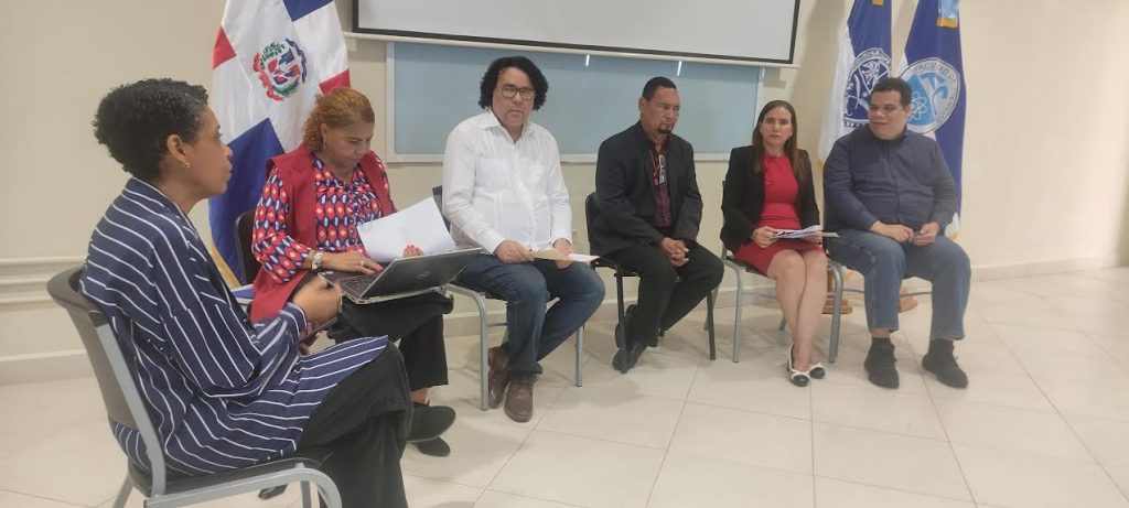 Los expositores del panel "Aportes al Conocimiento Científico desde sus Institutos", en el marco de la jornada de investigación científica organizada por esa instancia académica.