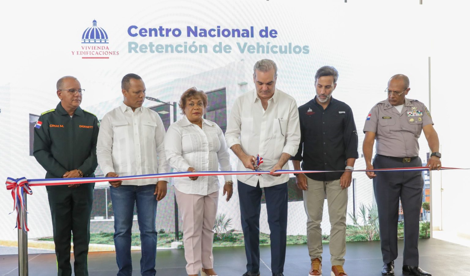 Abinader inaugura Centro Nacional de Retencion Vehicular y polideportivo en Santo Domingo scaled e1748127622349