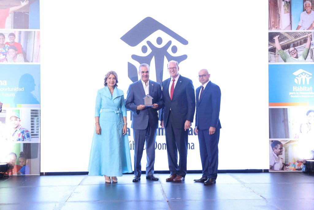 Abinader recibe distincion de Habitat RD