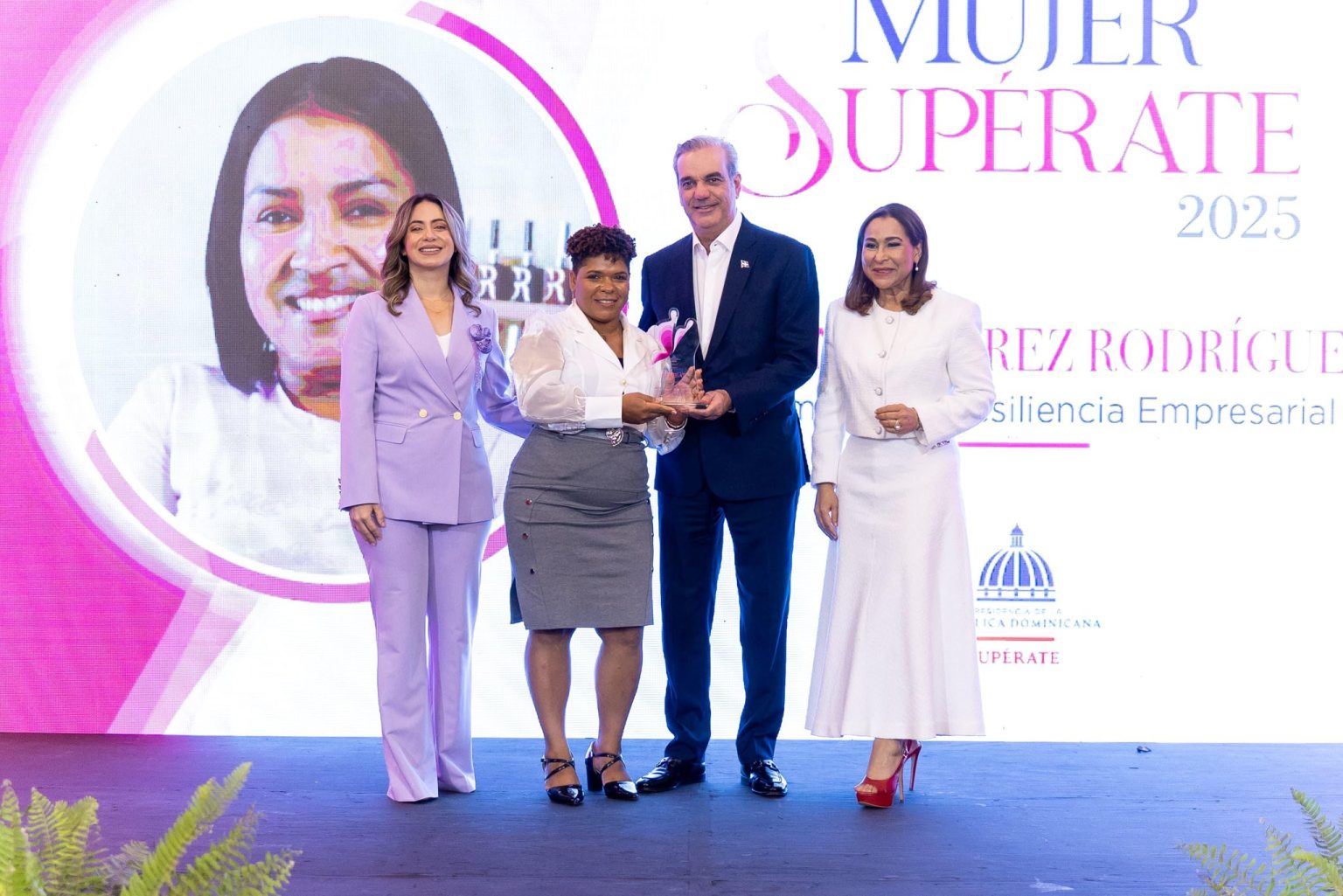 Abinader reconoce a 36 mujeres emprendedoras