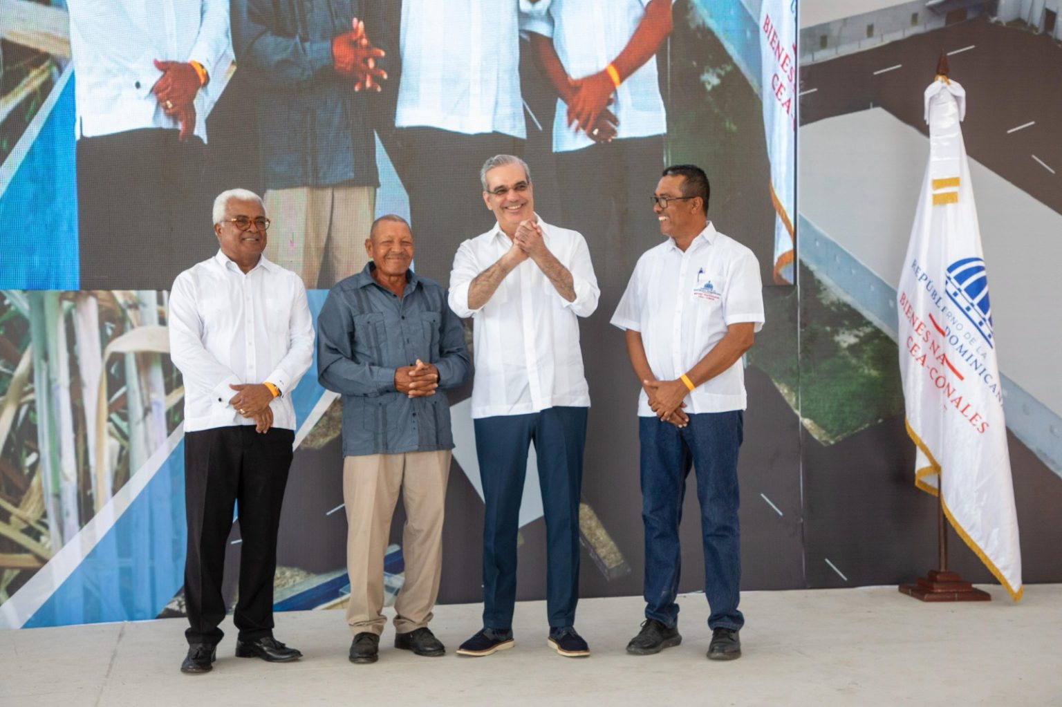 Abinader reconoce a varios colonos y reitera su compromiso de modernizacion