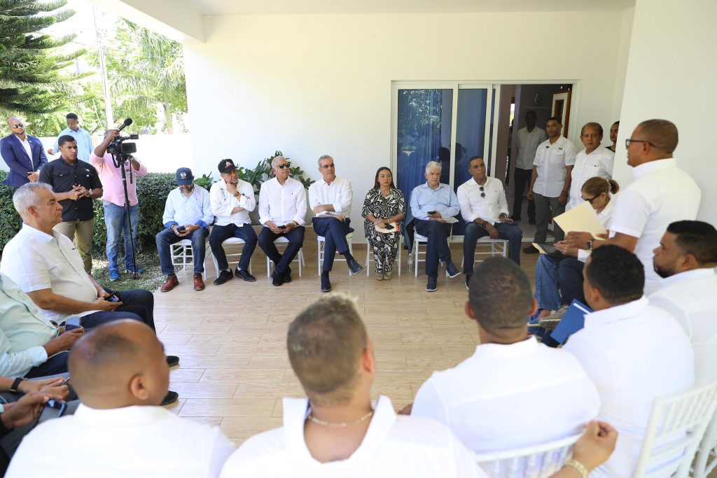 Abinader se reune con comunitarios y autoridades de Espaillat