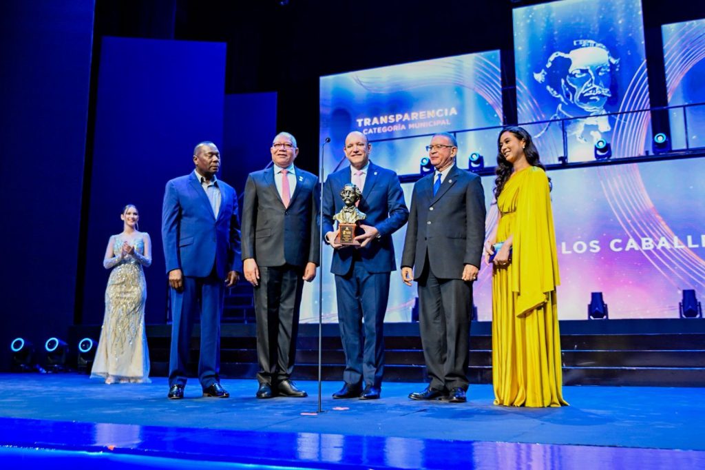 Alcaldia de Santiago recibe Premio Juan Pablo Duarte1