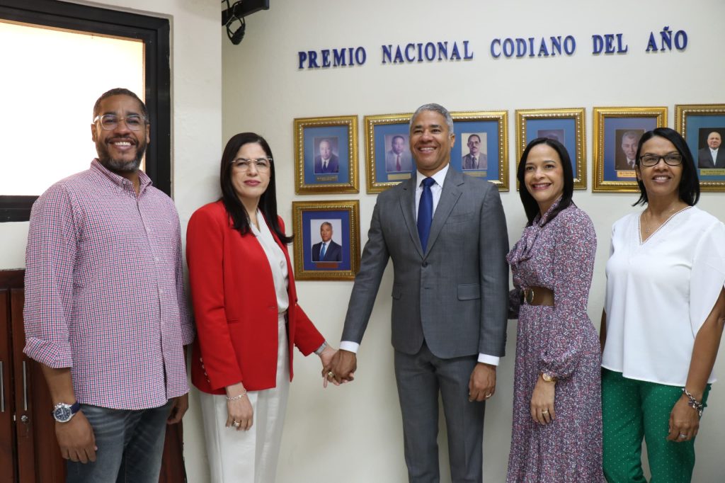 Andres Cueto con el Premio Nacional Codiano 2023 2024a