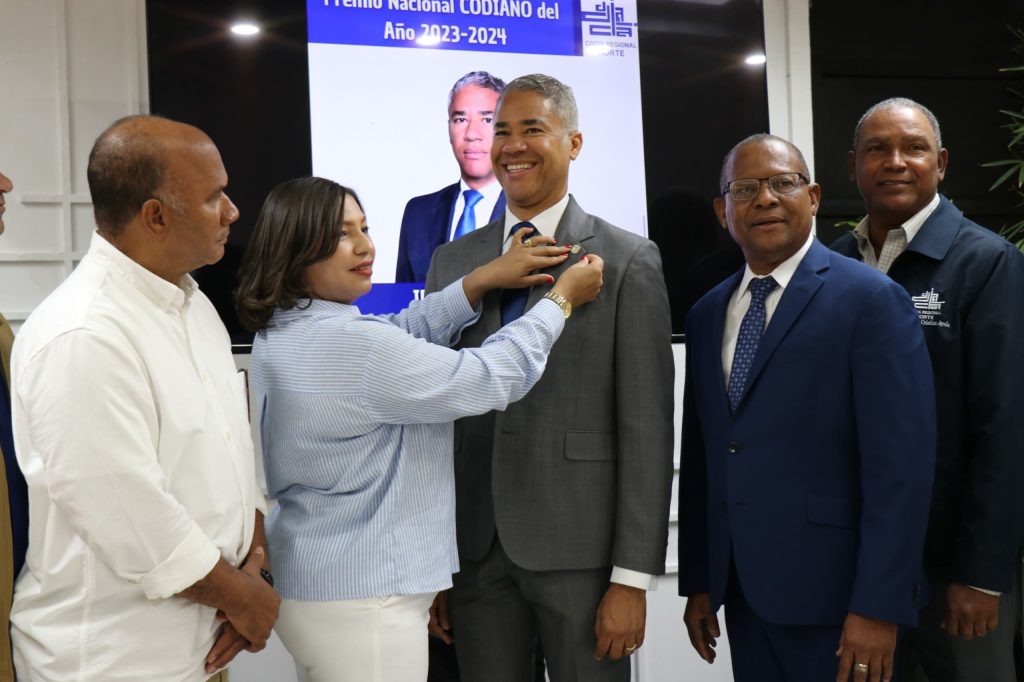 Andres Cueto con el Premio Nacional Codiano 2023 2024b