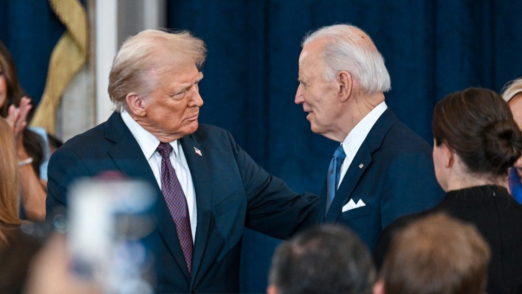 Donald Trump y su predecesor Joe Biden