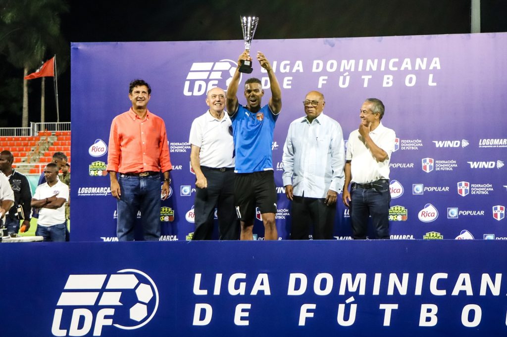 Carlos “Caballo” Ventura con el MVP