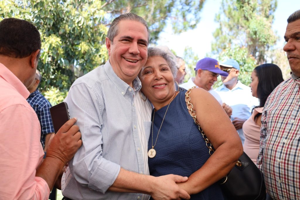Francisco Javier Garcia celebra a las madres dominicanas