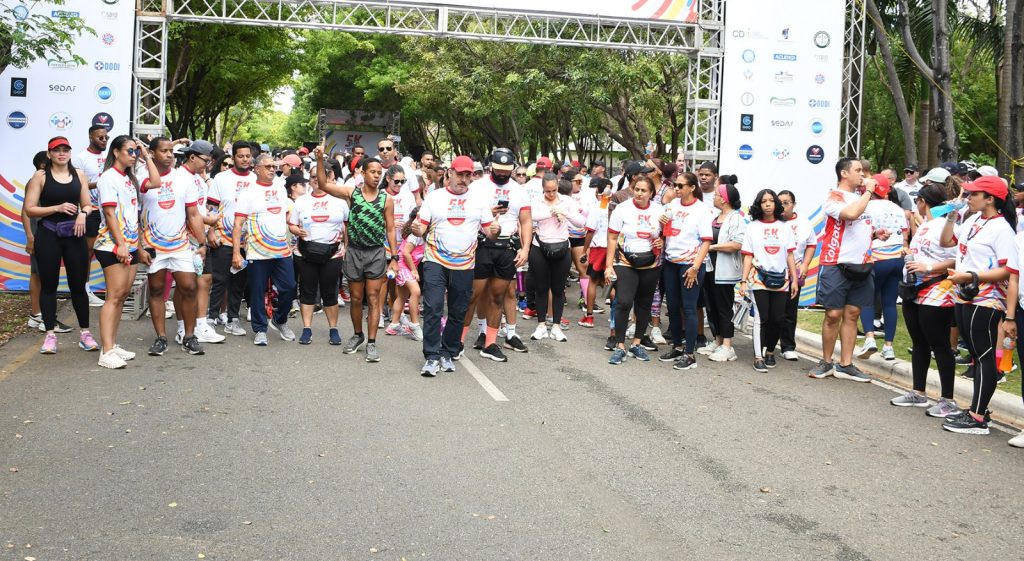 Grupal de Salida de la caminata familiar 5K por la salud de las encias
