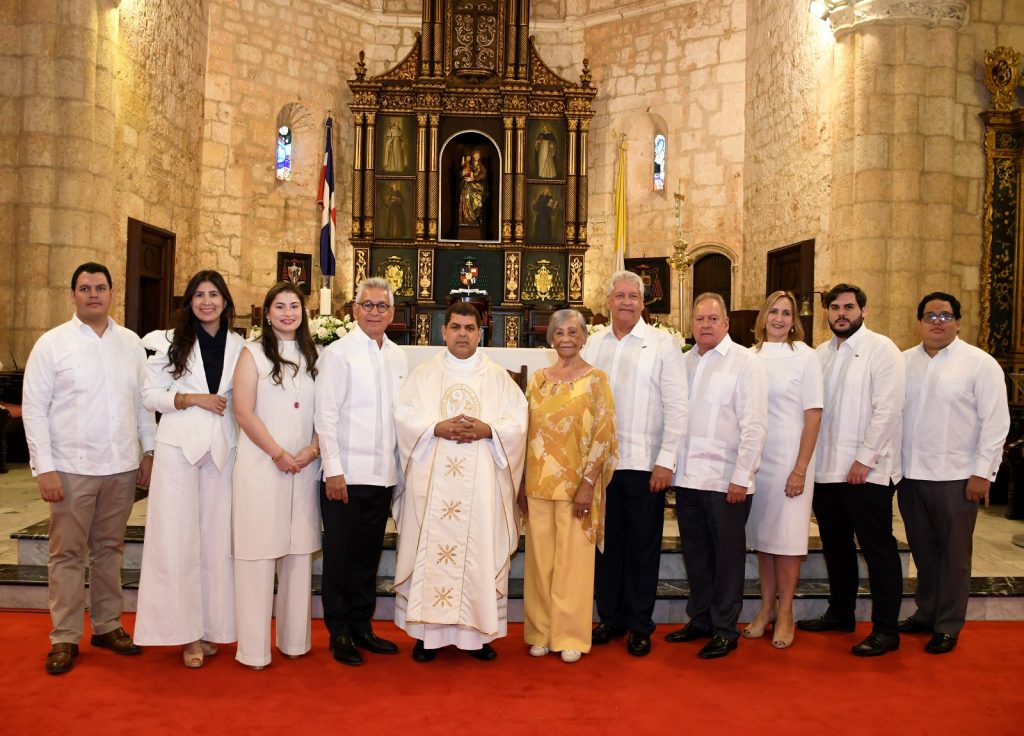 Juan Manuel Nunez Presidente y Jose Luis Nunez Gonzalez Vice Presidente acompanado del Reverendo Sacerdote Nelson Rafael Clark Vas